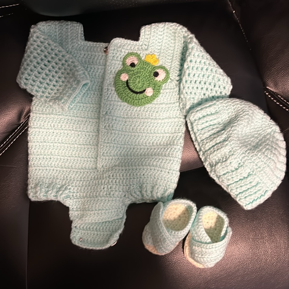 Crochet newborn outfit- frog